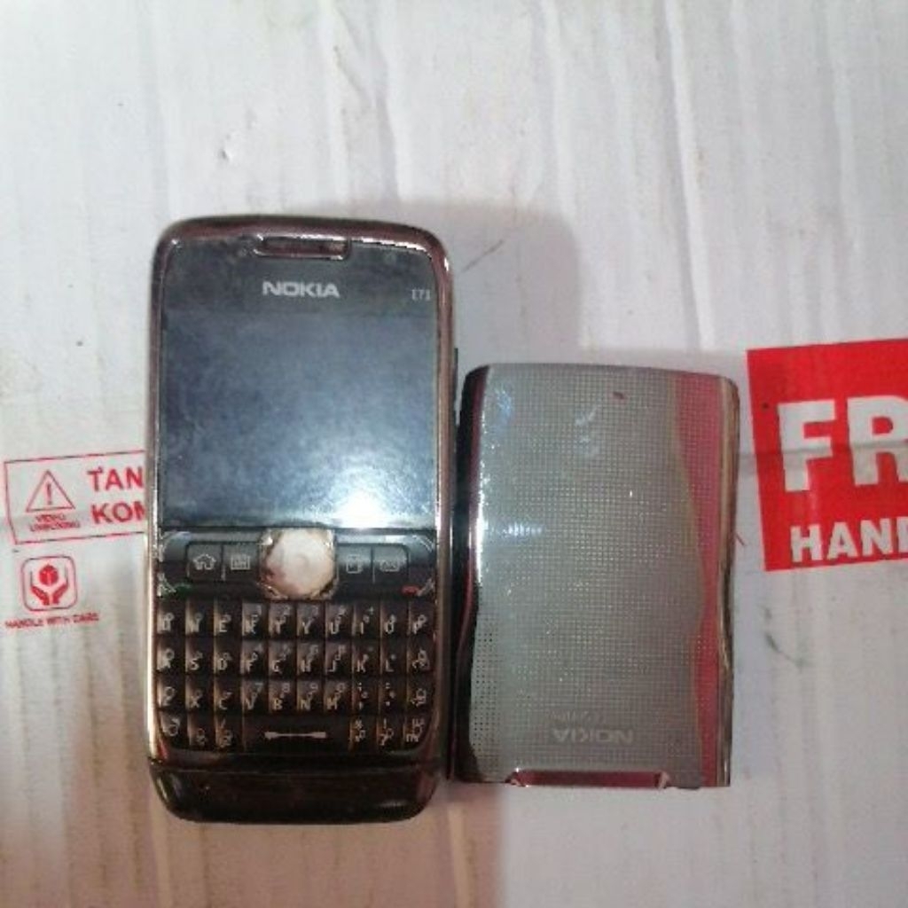 jual bahan aja nokia e71 kondisi belum di cek anggap aja jual mati ga ada batrai