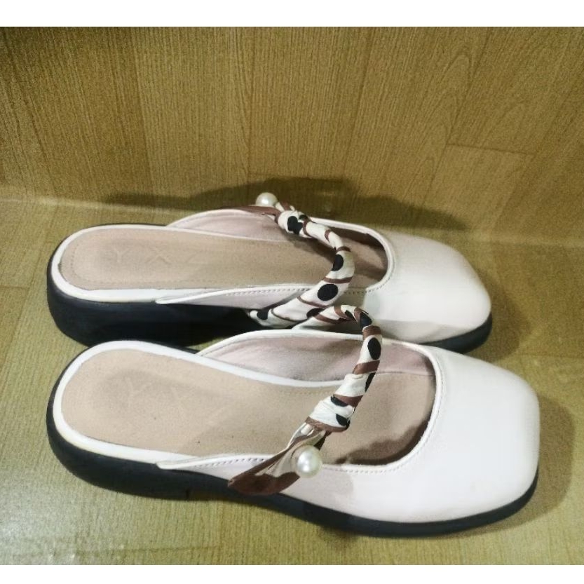Preloved Sandal Mules Wanita Cream Pita Mutiara Flat Shoes