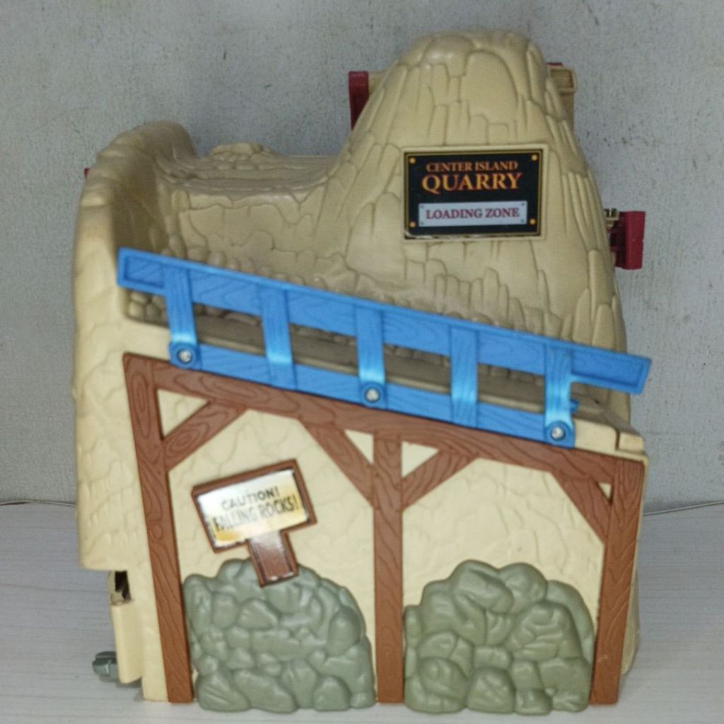 diorama Thomas and Friends take along center island quarry portable playset