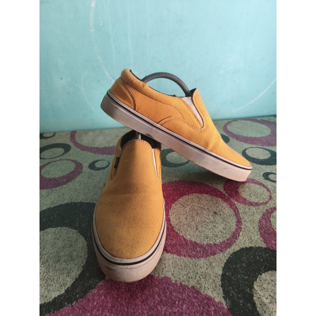 Sepatu Sneakers Slip On Vans (43)
