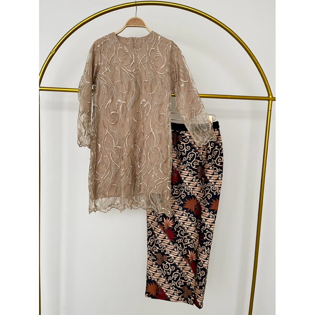 KEBAYA TUNIK CREAM + ROK SPAN KAIN HITAM COKLAT
