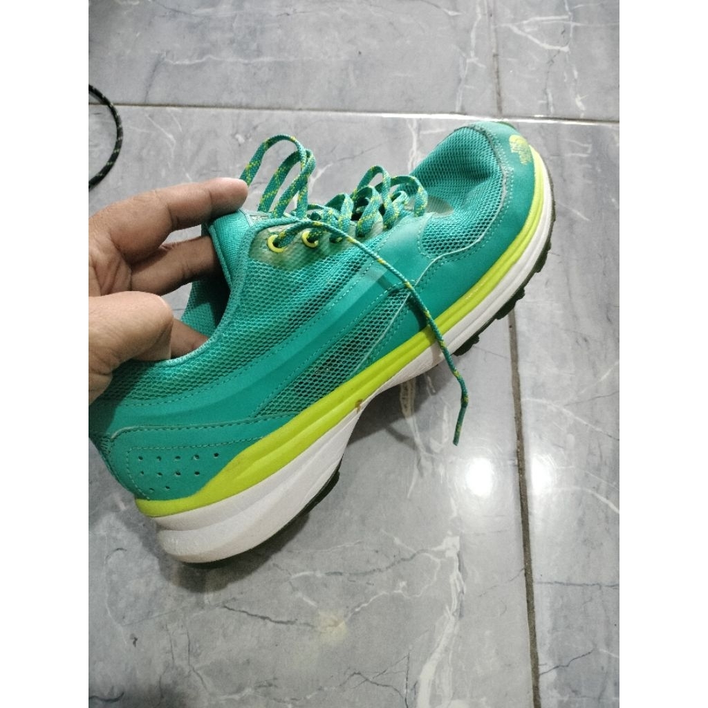 sepatu second original TNF  size 40/26