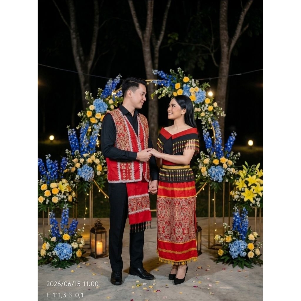 Sepasang Pakaian Dayak Couple