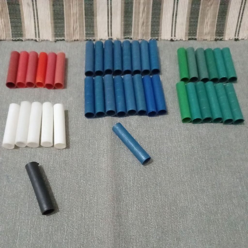 Selongsong benang bekas untuk bahan kerajinan