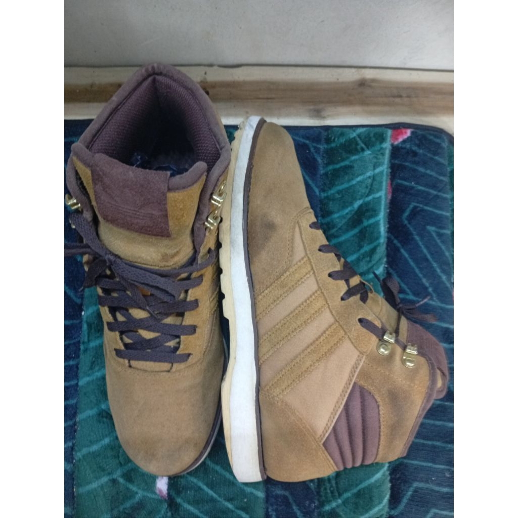 sepatu second branded kulit Suede navvy 2 wheat beige white brown  trainer boots