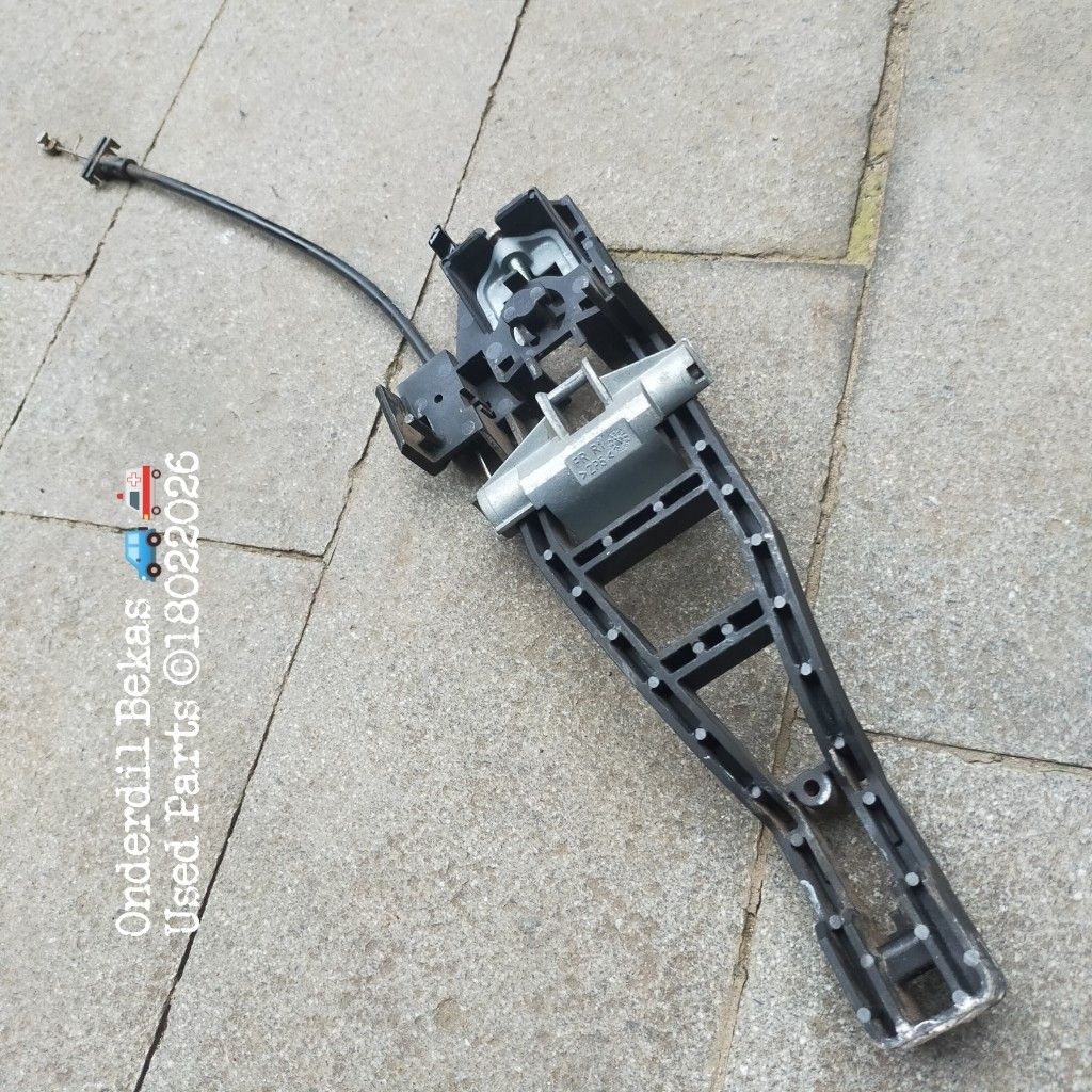 bracket handle pintu kanan depan ford focus HB 2007