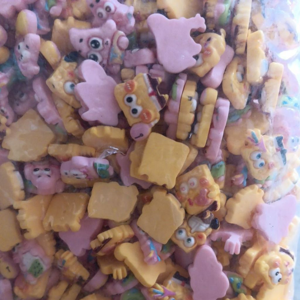 Resin clay karakter Spongebob Patrik pegang balon ukuran +- 2 Cm isi 1 pak 500 pcs