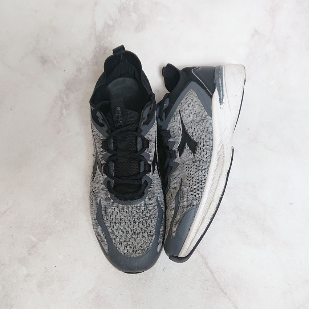 Sepatu Diadora Folk Grey Pria Wanita Second Bekas