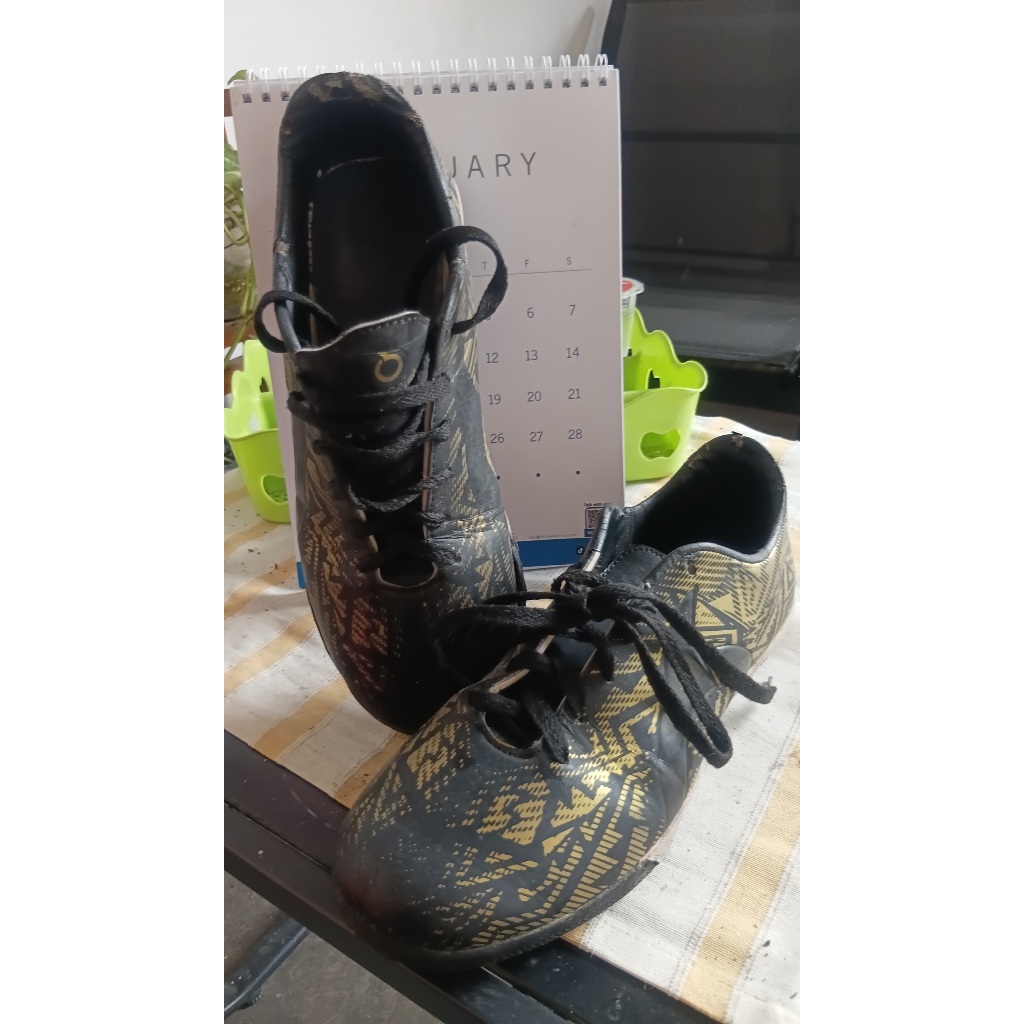 Sepatu Futsal Ortuseight - Bekas Pakai - Size 39 - Black Gold