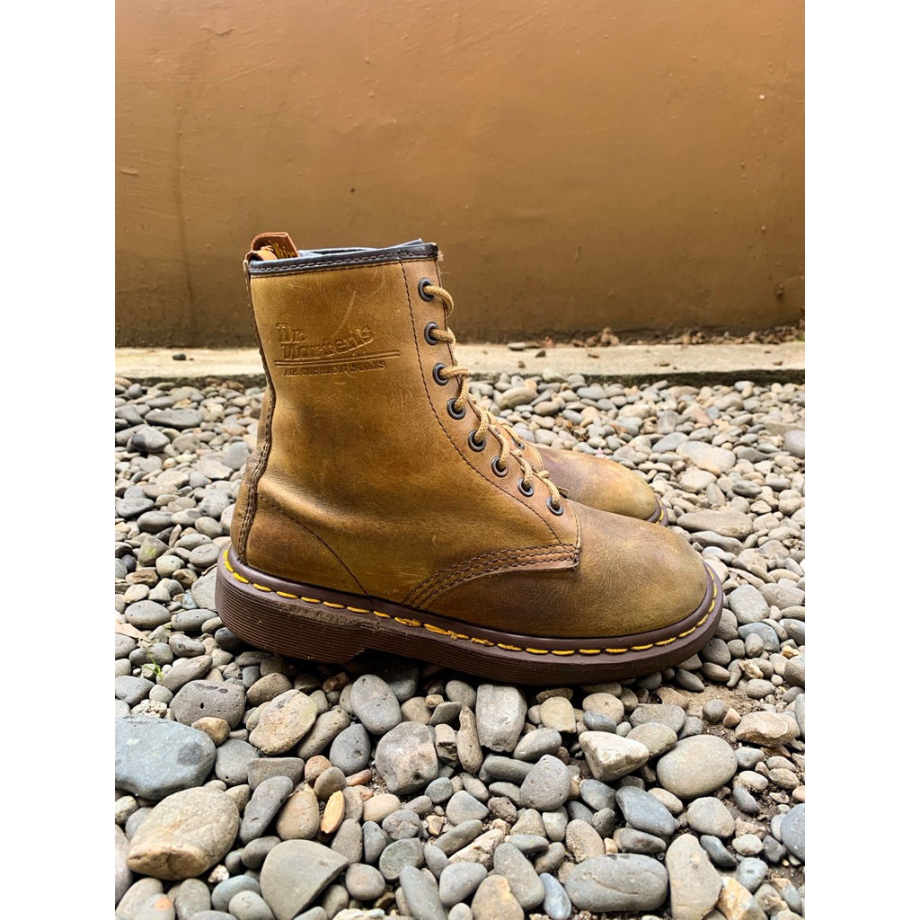 Original England Sepatu Dr Martens