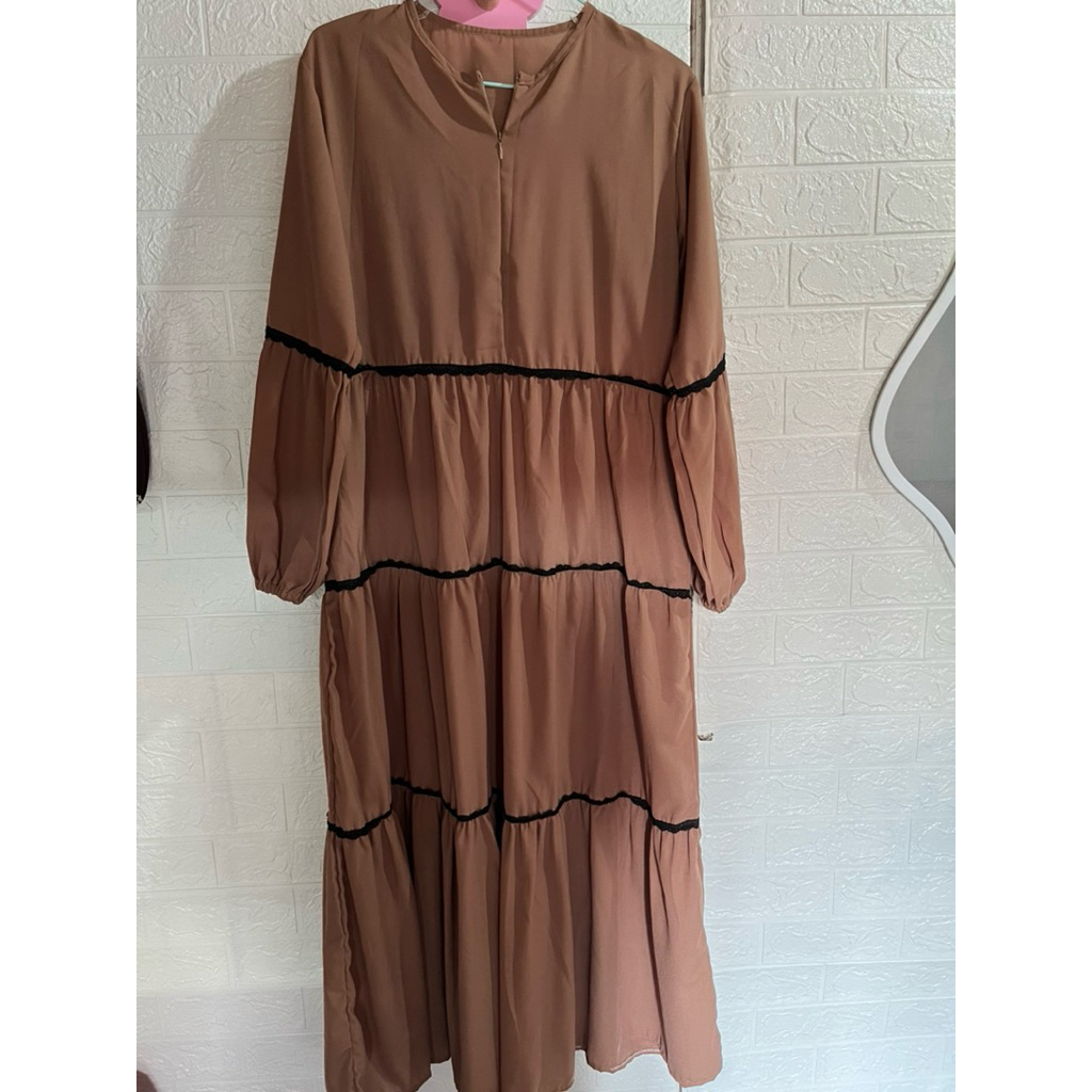 preloved Jubah, gamis, atau baju panjang wanita.