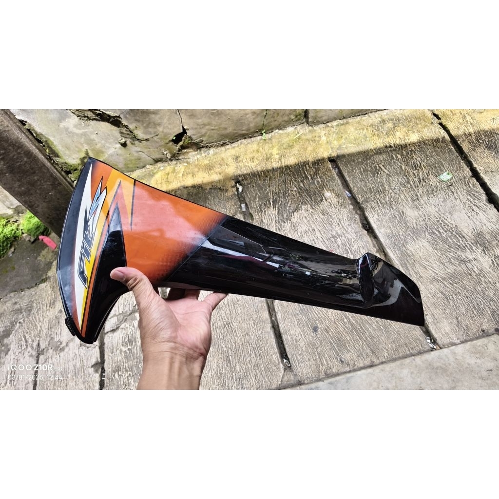 Sayap Kiri Supra Fit New Jumbo - Leg Shield L KIRI Supra Fit S 64440-KTL-690 With  Orange Stripe