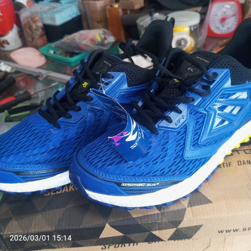 sepatu size 45 running spotec zest biru putih