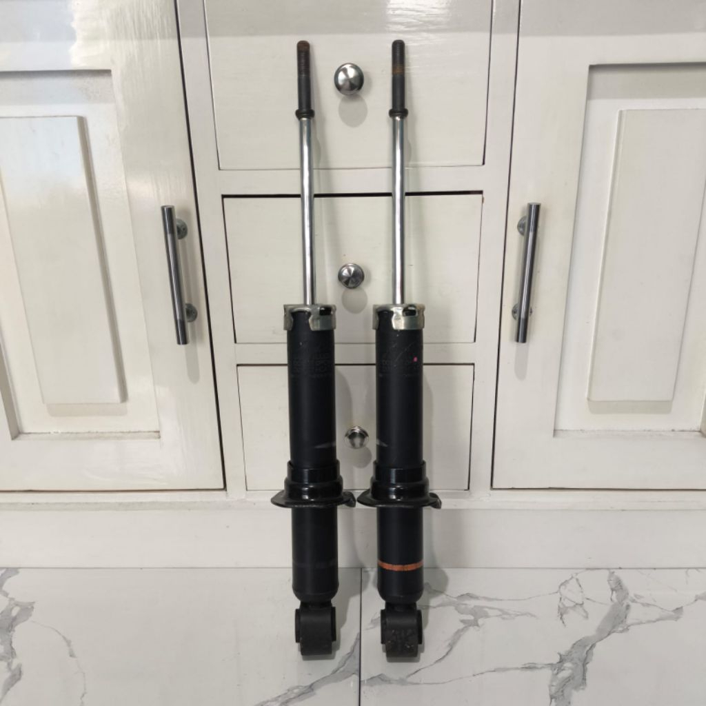 shockbreaker belakang toyota sienta