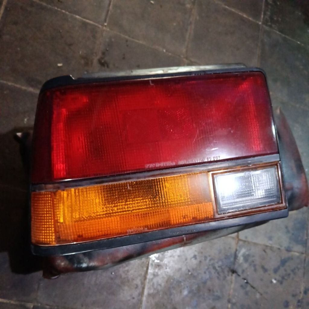 stoplamp kiri Corolla gl se saloon