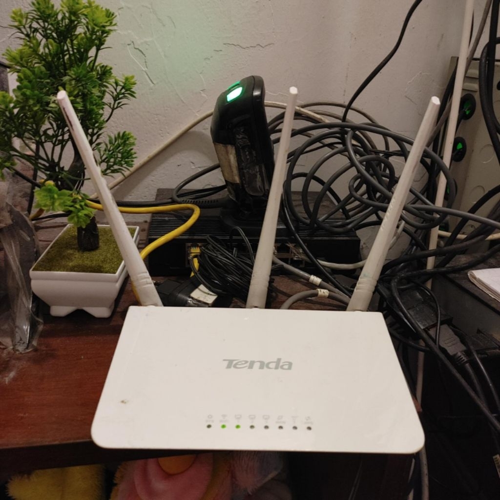 Router Wireless Tenda N300 F3