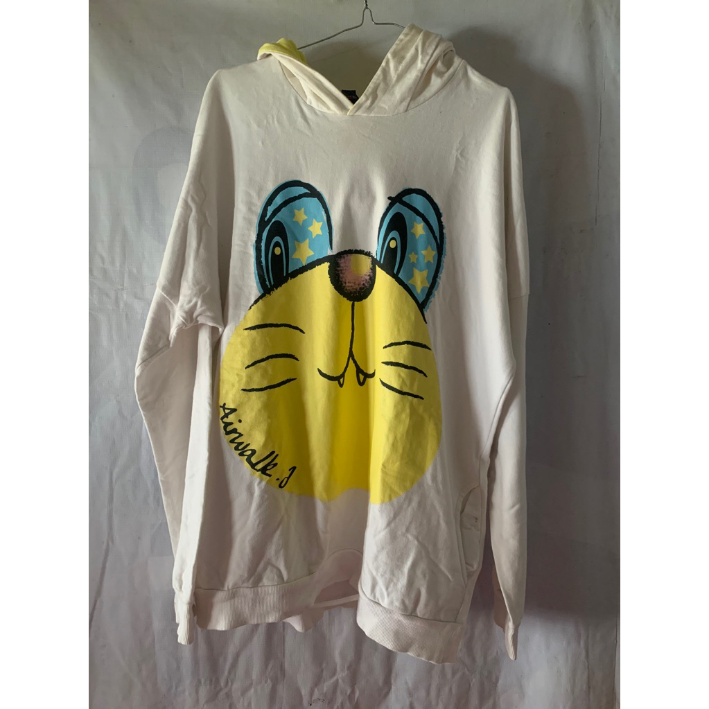 Sweater putih
