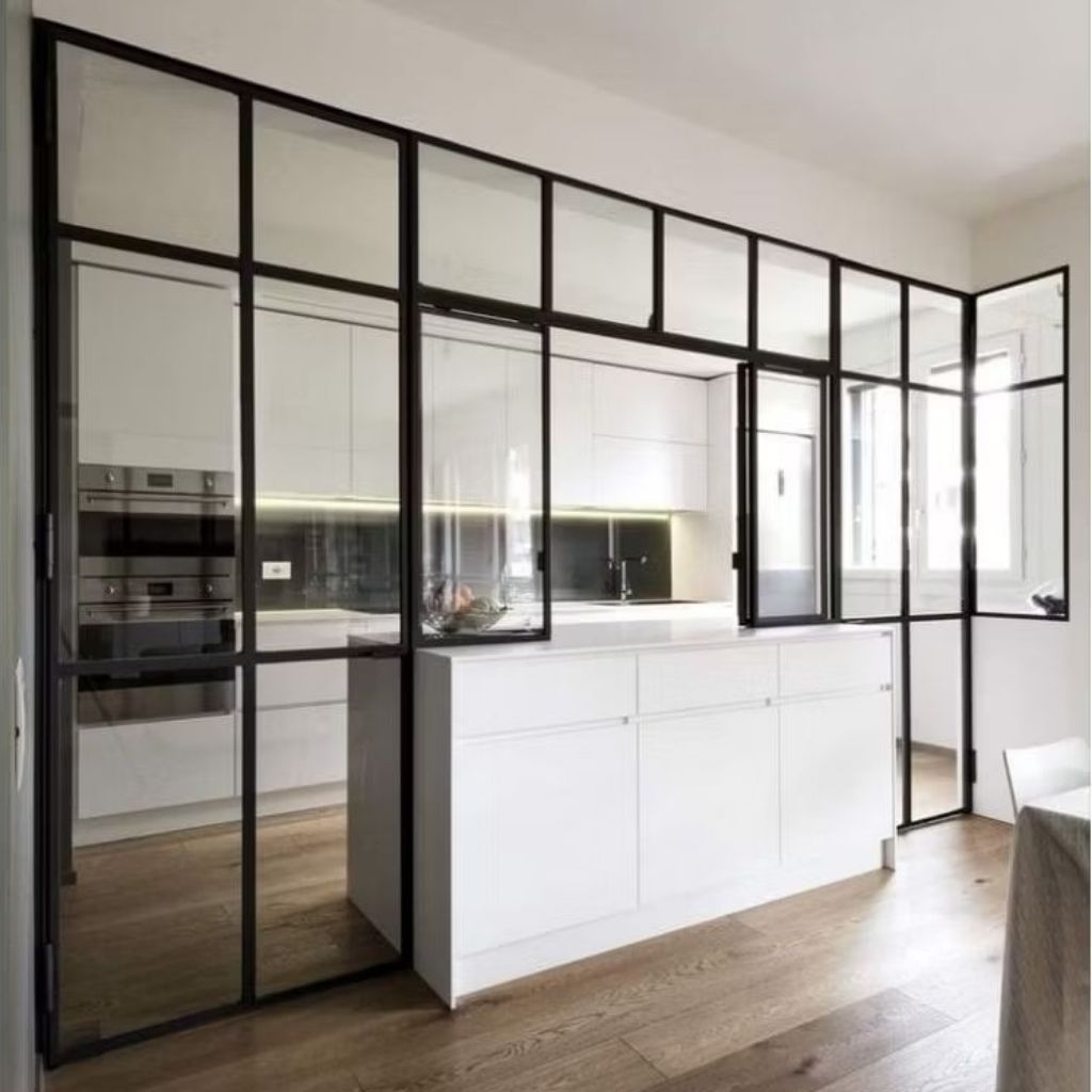 KUSEN ALUMINIUM DAN KACA PEMBATAS RUANGAN MODEL MODREN BAGUS UNTUK RUANGAN PEKERJAAN KANTOR PEMBATAS