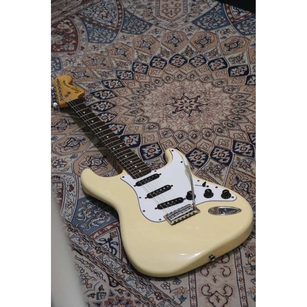 Squier by Fender Stratocaster Vintage Modified  Vintage Blonde Color
