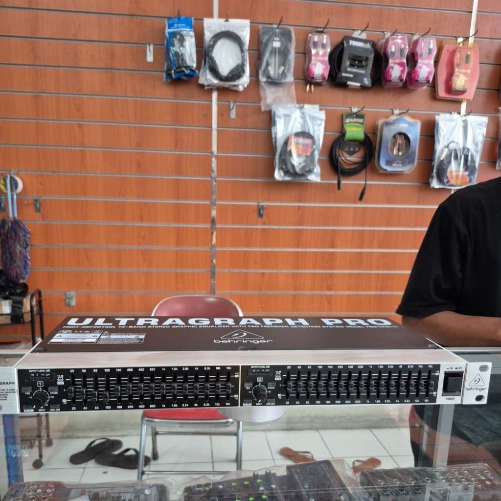 EQUALIZER BEHRINGER FBQ 1502