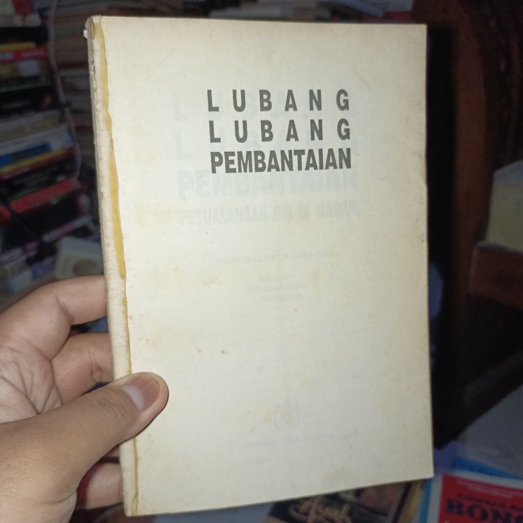 Lubang-Lubang Pembantaian - Petualangan PKI di Madiun - Disusun oleh Tim Jawa Pos - Maksum, Agus Sun