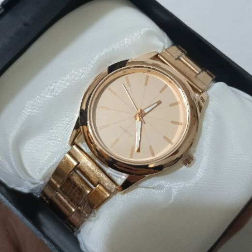 Jam Tangan Wanita Model Kekinian Warna Gold