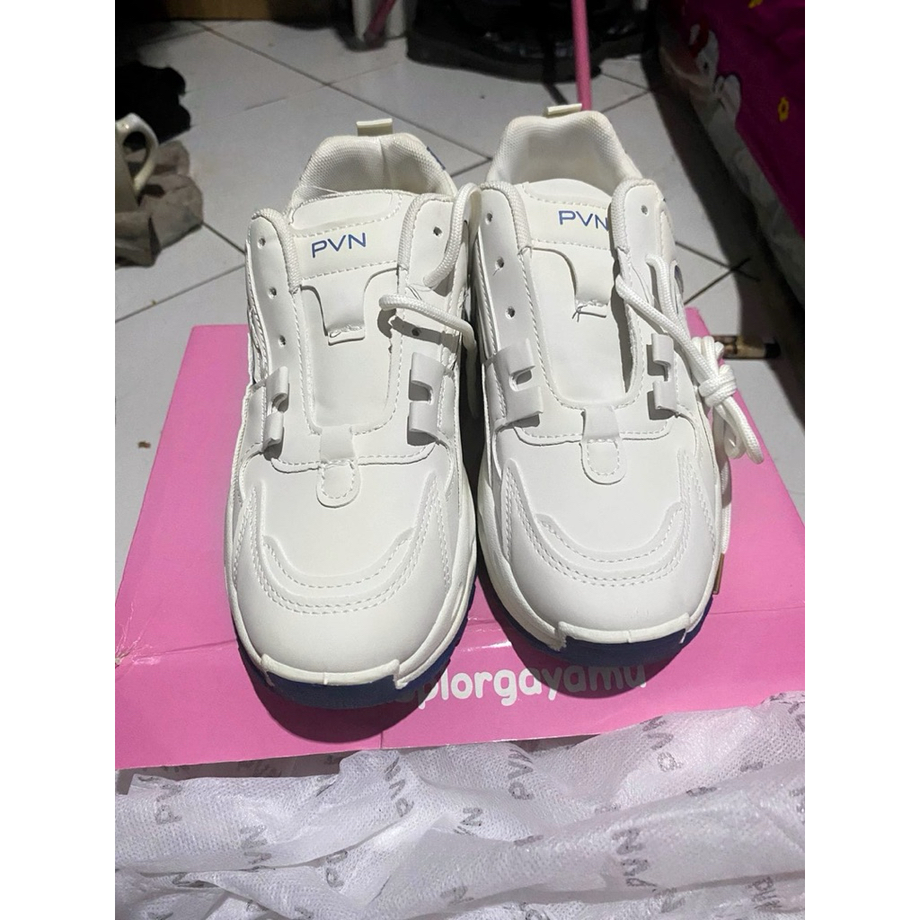 SEPATU SNEAKERS PVN
