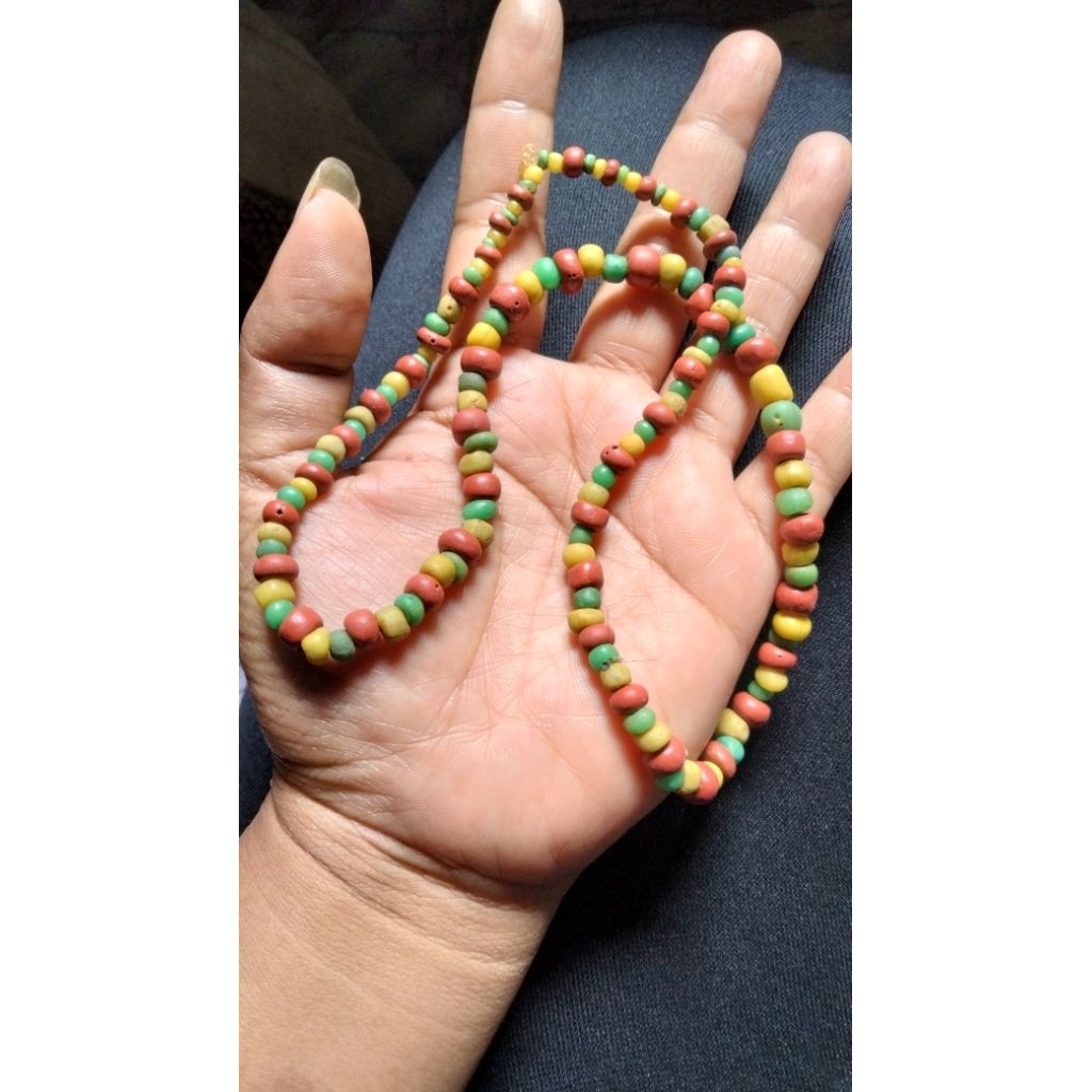 benda kuno antik manik kuno temuan