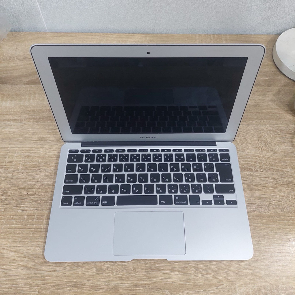MacBook Air 11 inch Mid 2011 Intel Core i7  Fungsi overall normal, icloud clear bebas reset, fisik 8