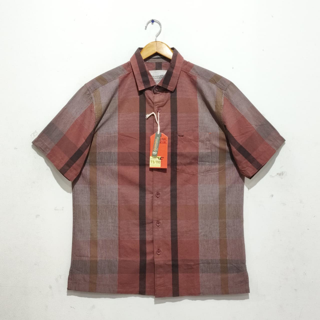 CARDINAL Kemeja Casual Pria Merah Bata Kotak-kotak Garis Lengan Pendek EAKAR01829P