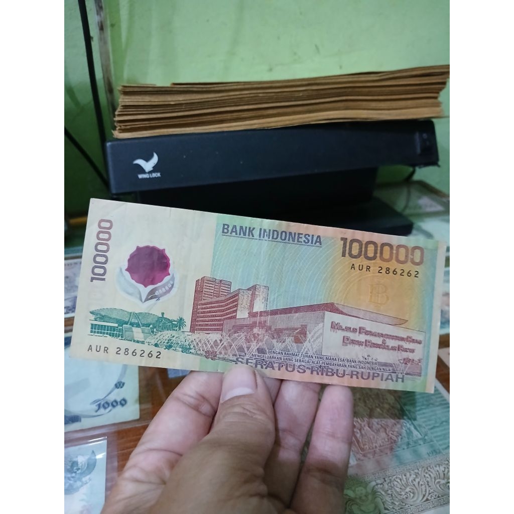 uang kuno 100000 polimer 1999 soeta seri genap unik