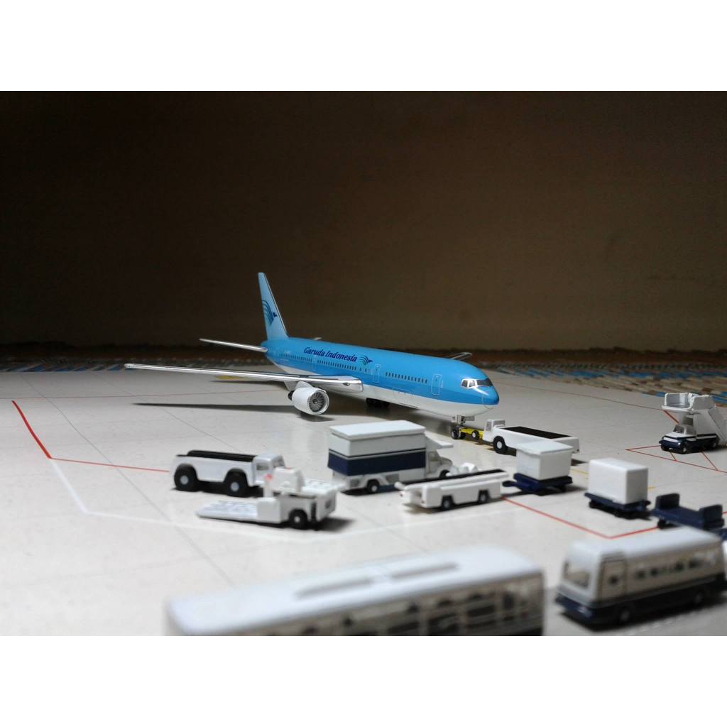 Diecast Pesawat Hybrid Livery Garuda Indonesia - Britannia Airways (2004) or Thomsonfly (2008) Boein