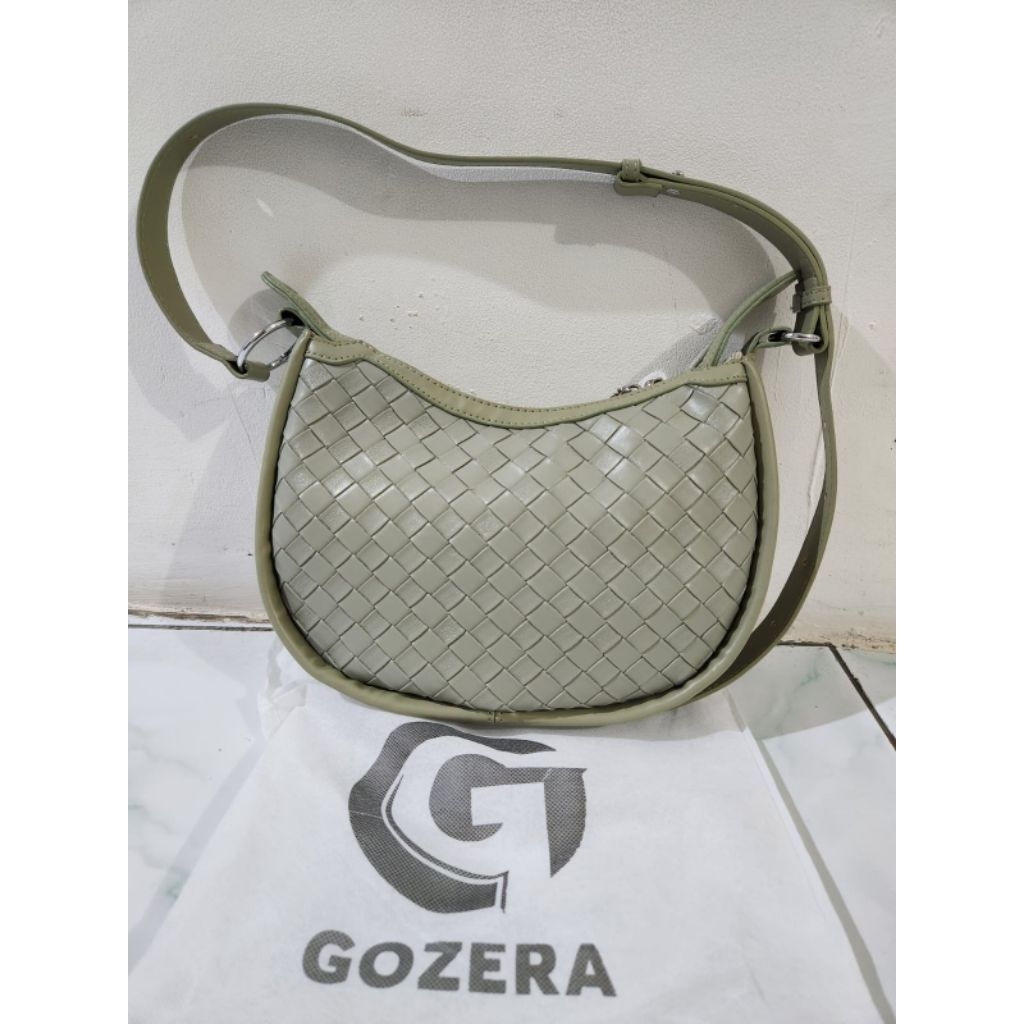 tas selempang anyam hijau sage