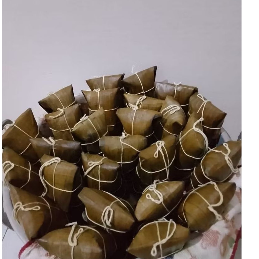 Arem arem lontong isi ayam, telor asin, cabe rawit