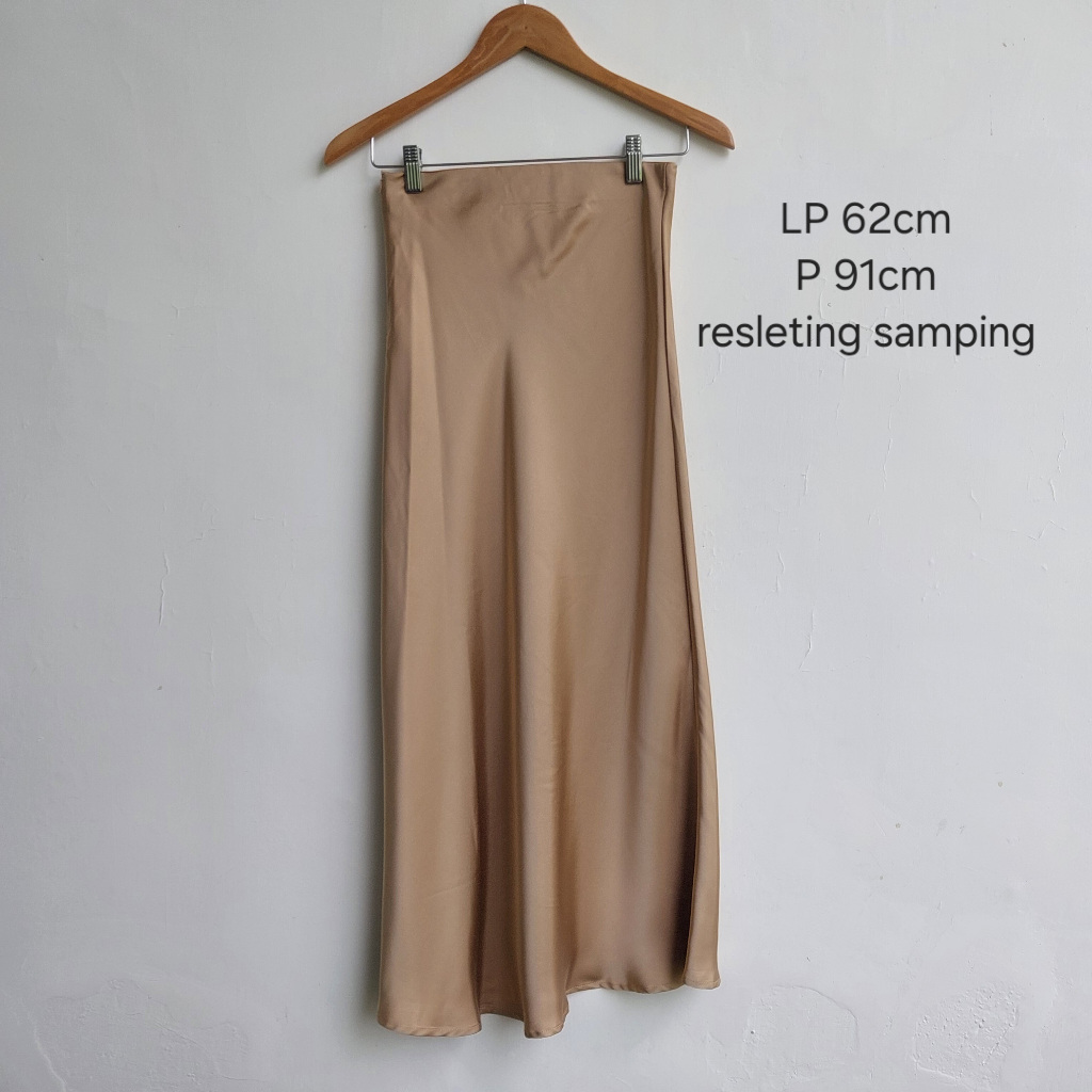 (preloved) Carol Premium Satin Silk Skirt Rok Cewek