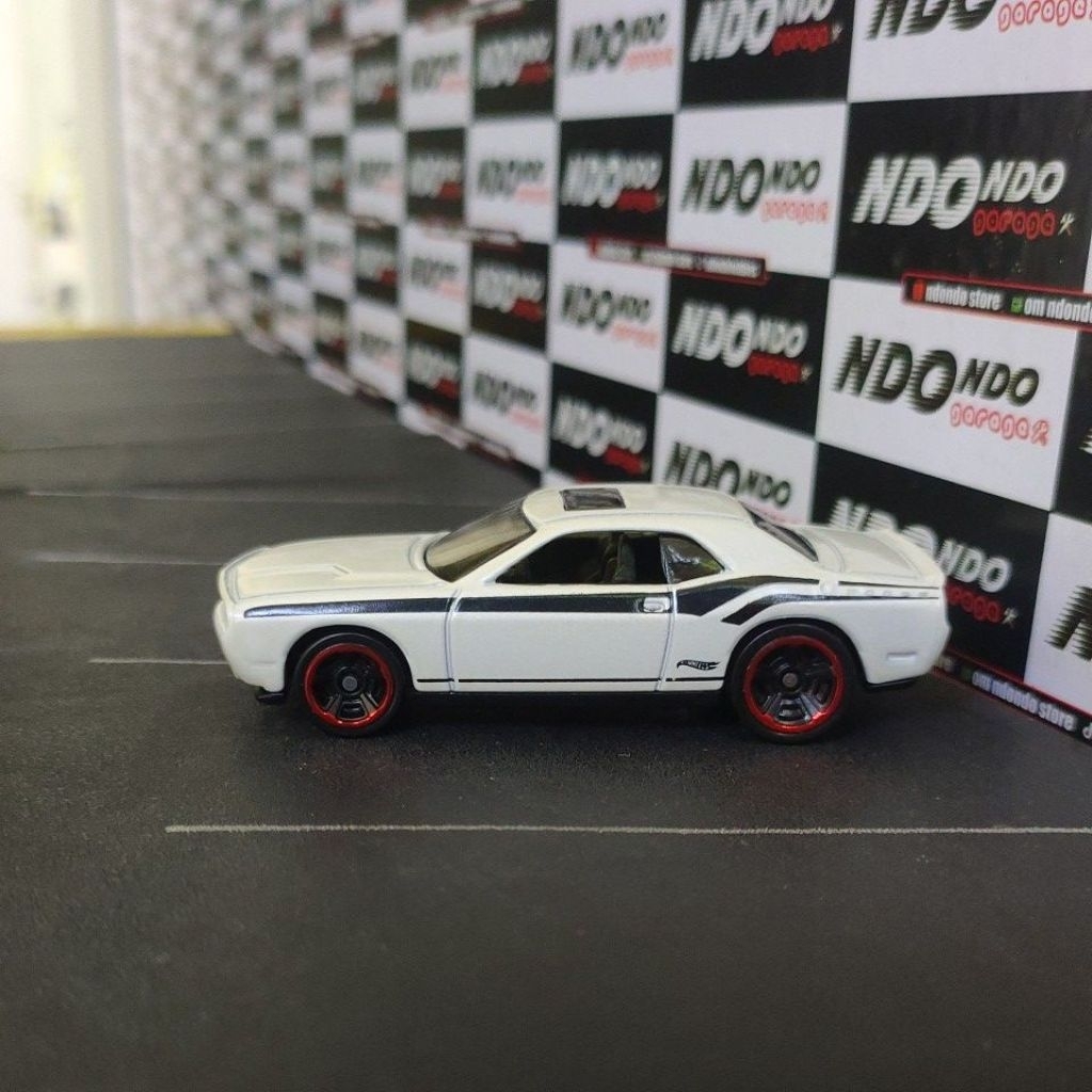 Hot Wheels Dodge Challenger SRT8 White New Loose Giftpack 2020 Exclusive