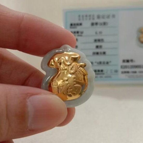 0515 Liontin giok jadeite Fu bag. Berlapis emas murni 24K. Bersertifikat.