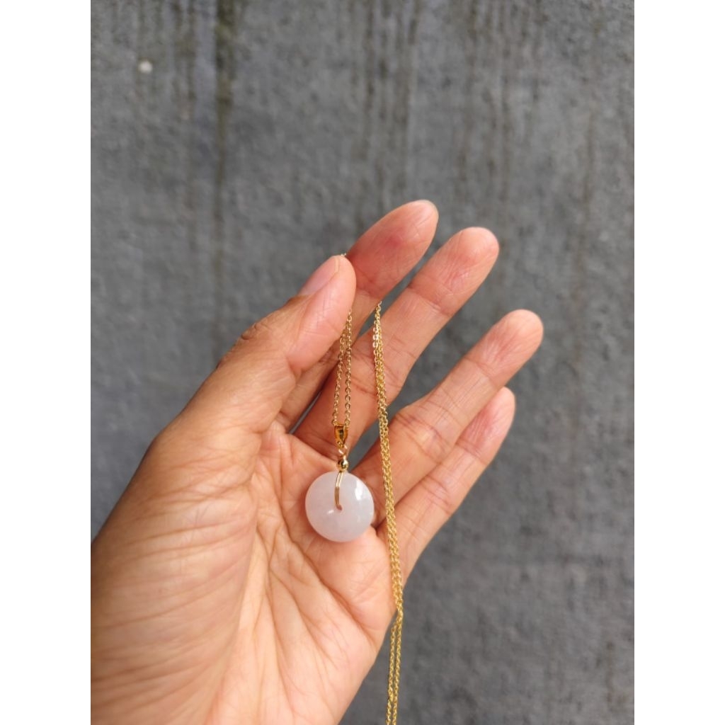 Kalung dengan liontin giok bentuk donat