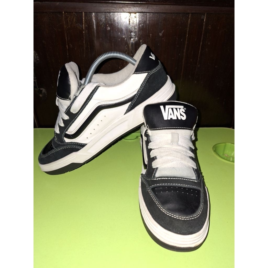 Sepatu Vans Hylane Black White