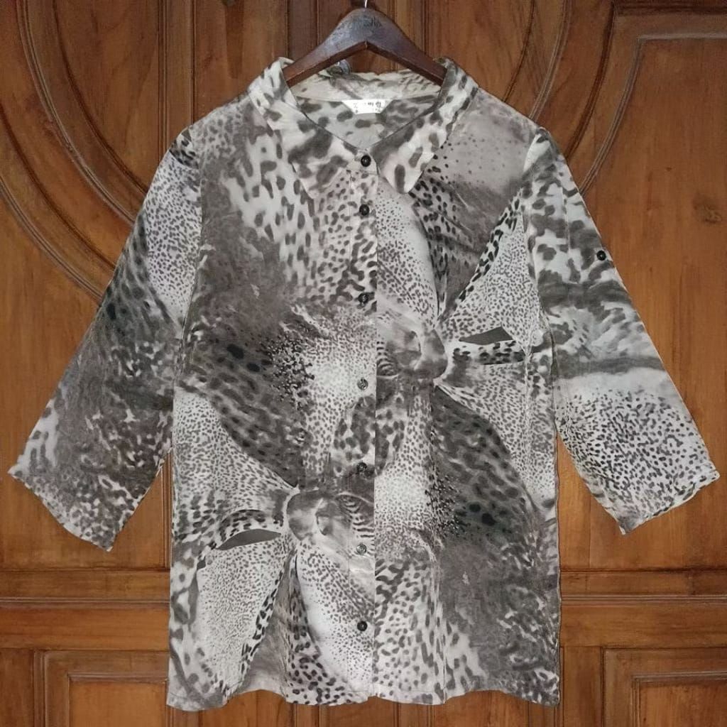 PRELOVED Kemeja Tipis Semi Organza Wanita Abu Motif Bigsize LD 100