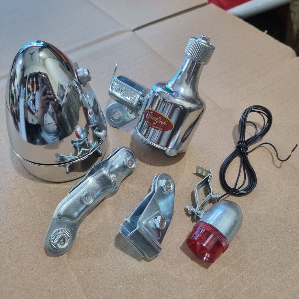 Lampu sepeda ontel depan dan belakang sepeda ontel.