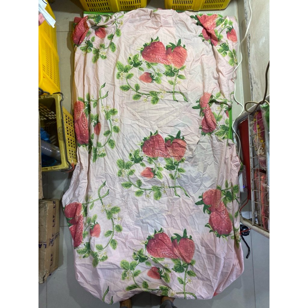 PL Sprei Queen Uk 150x190x20cm Pink Motif Strawberry (Ujung kain bawah dekat karet bolong)