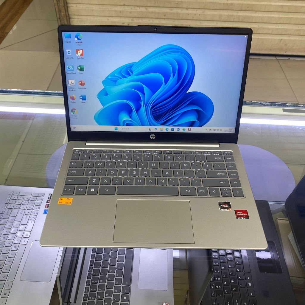 Laptop SECOND Premium HP 14-em0333AU AMD RYZEN 3 - 7000 Series Ram 8gb SSD 512GB WIN 11 ori Layar 14