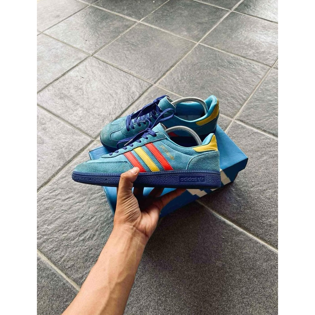 Sepatu adiddas manchester blue