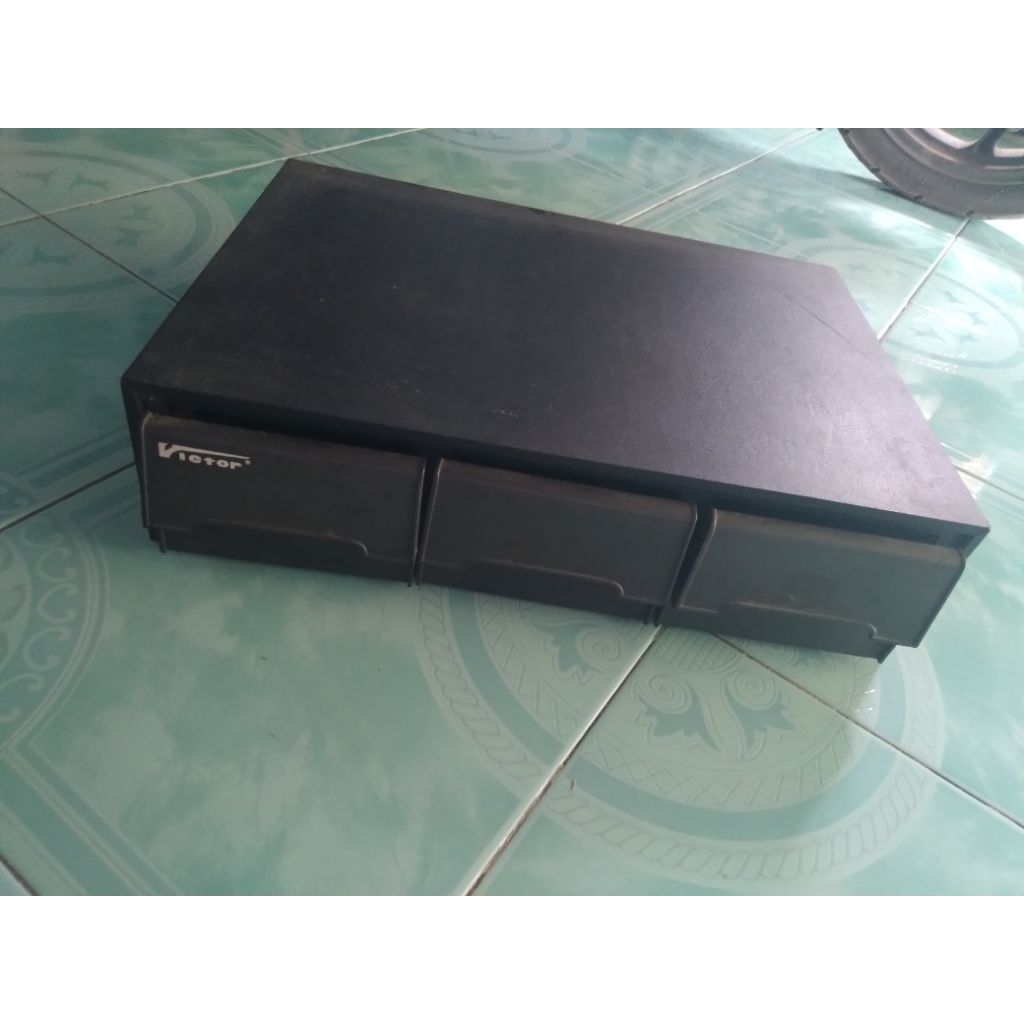 Rak kaset pita Victor isi 42 kaset