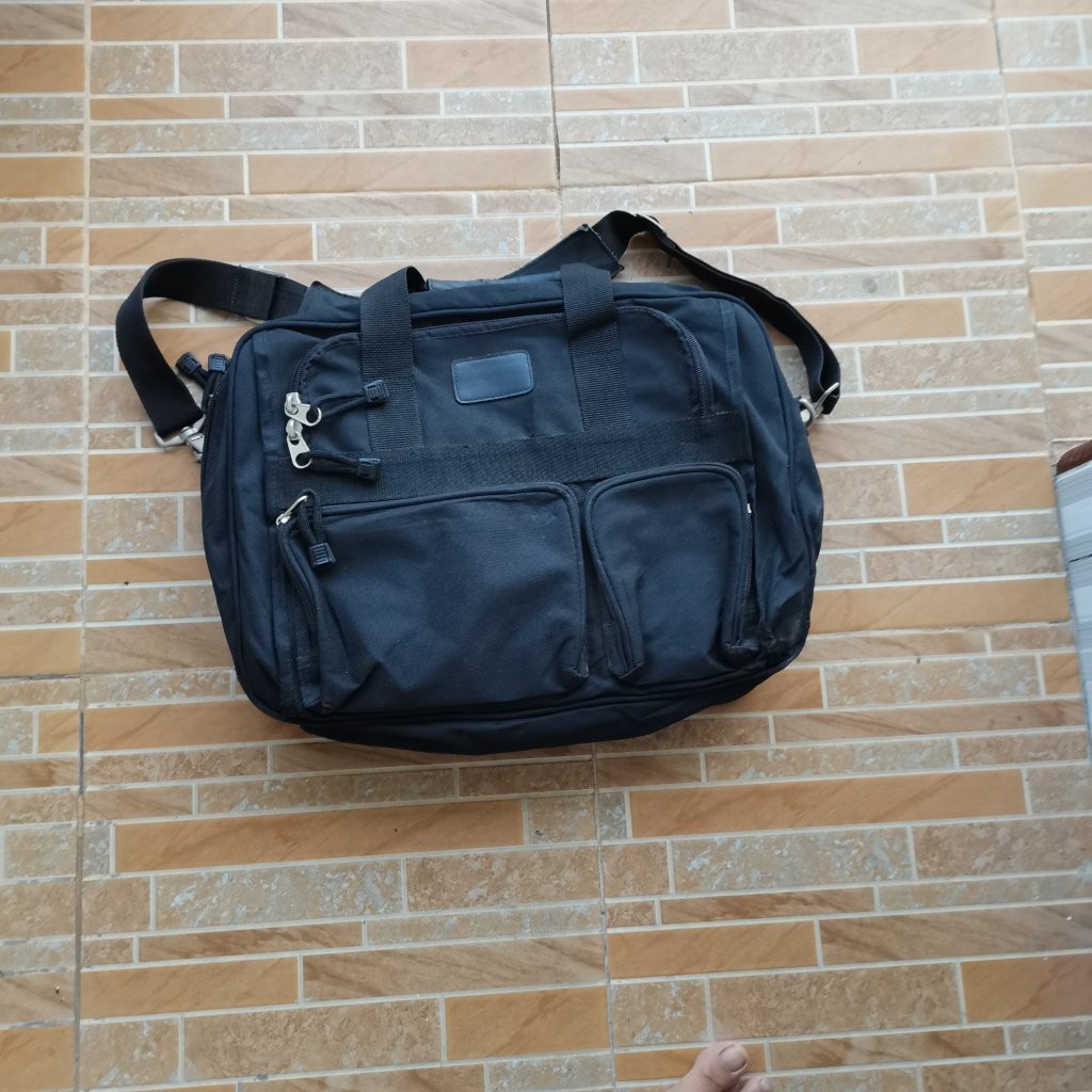 A819. TAS SLEMPANG BESAR TEBAL WARNA HITAM PRELOVED