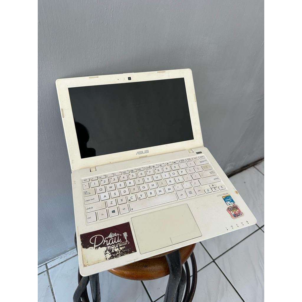 Asus x200ca Casing dan Motherboard