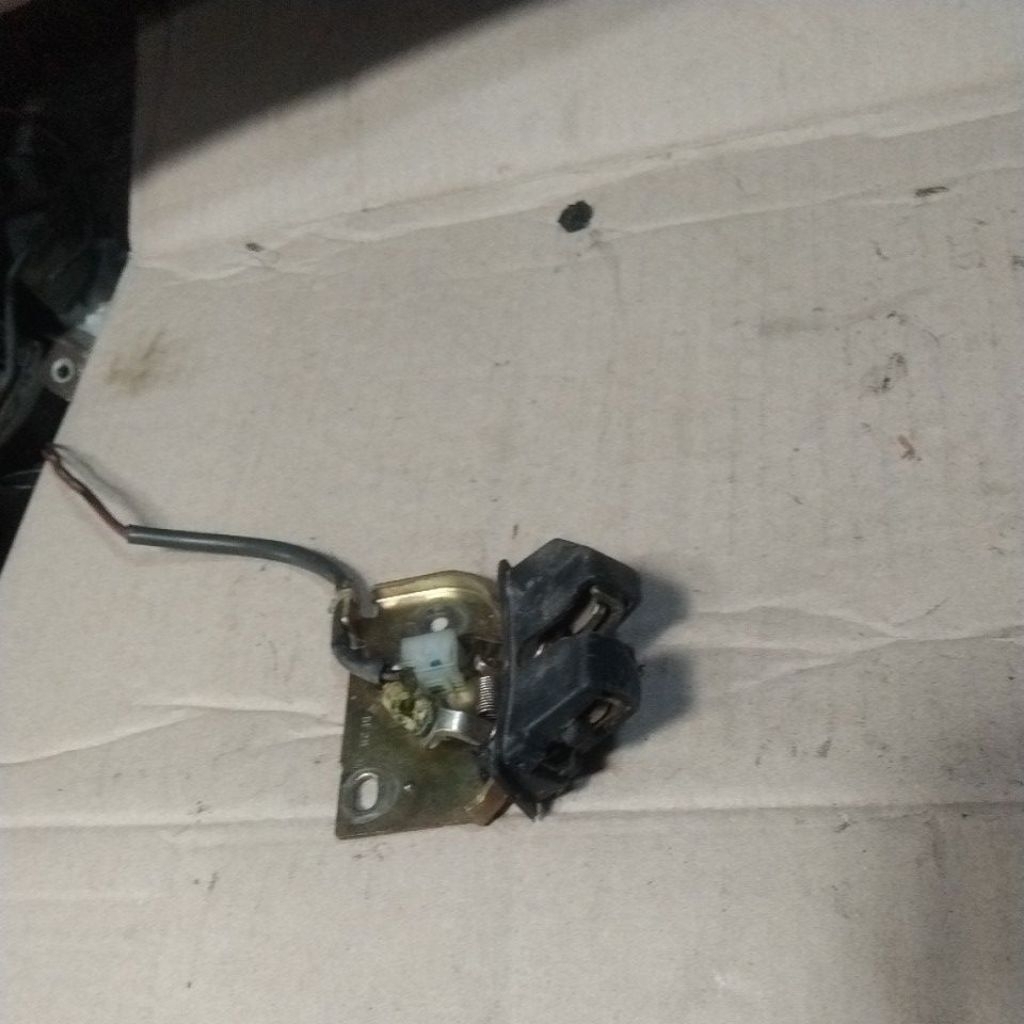 DOOR LOCK BAGASI MAZDA LANTIS FAMILIA COPOTAN ORIGINAL