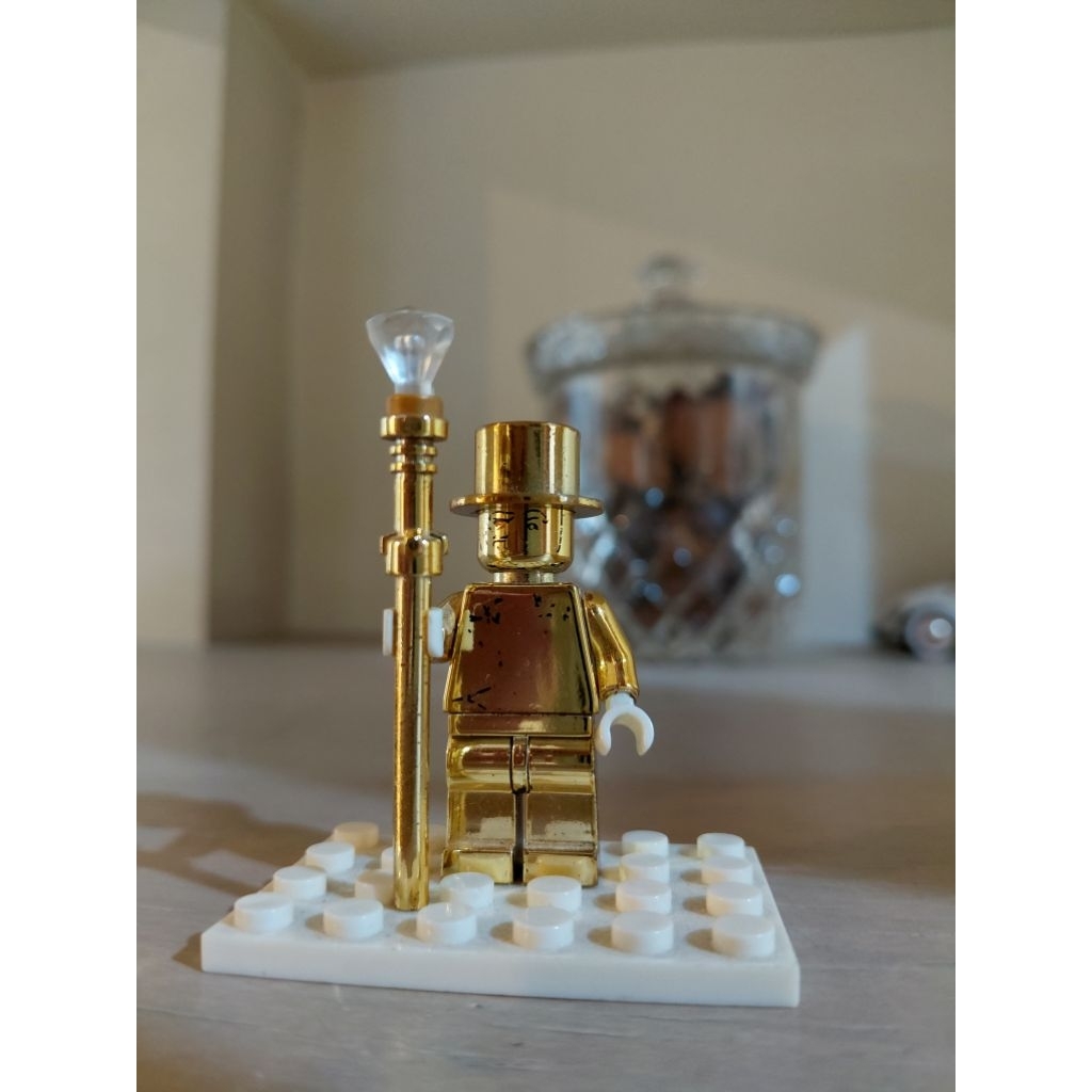 Mr. gold lego