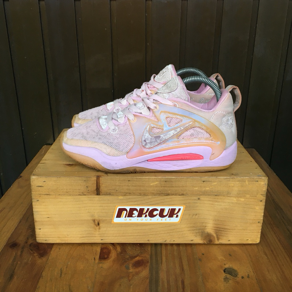 SEPATU BASKET NIKE KD 15 AUNT PEARL (size 38)
